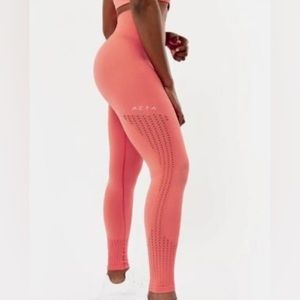ACTA Seamless Leggings in Coral Small High Rise Perforated
